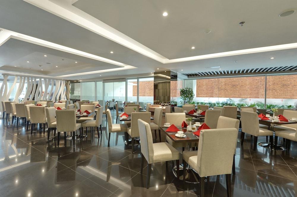Kalasan Platinum Adisucipto Hotel & Conference Center מראה חיצוני תמונה